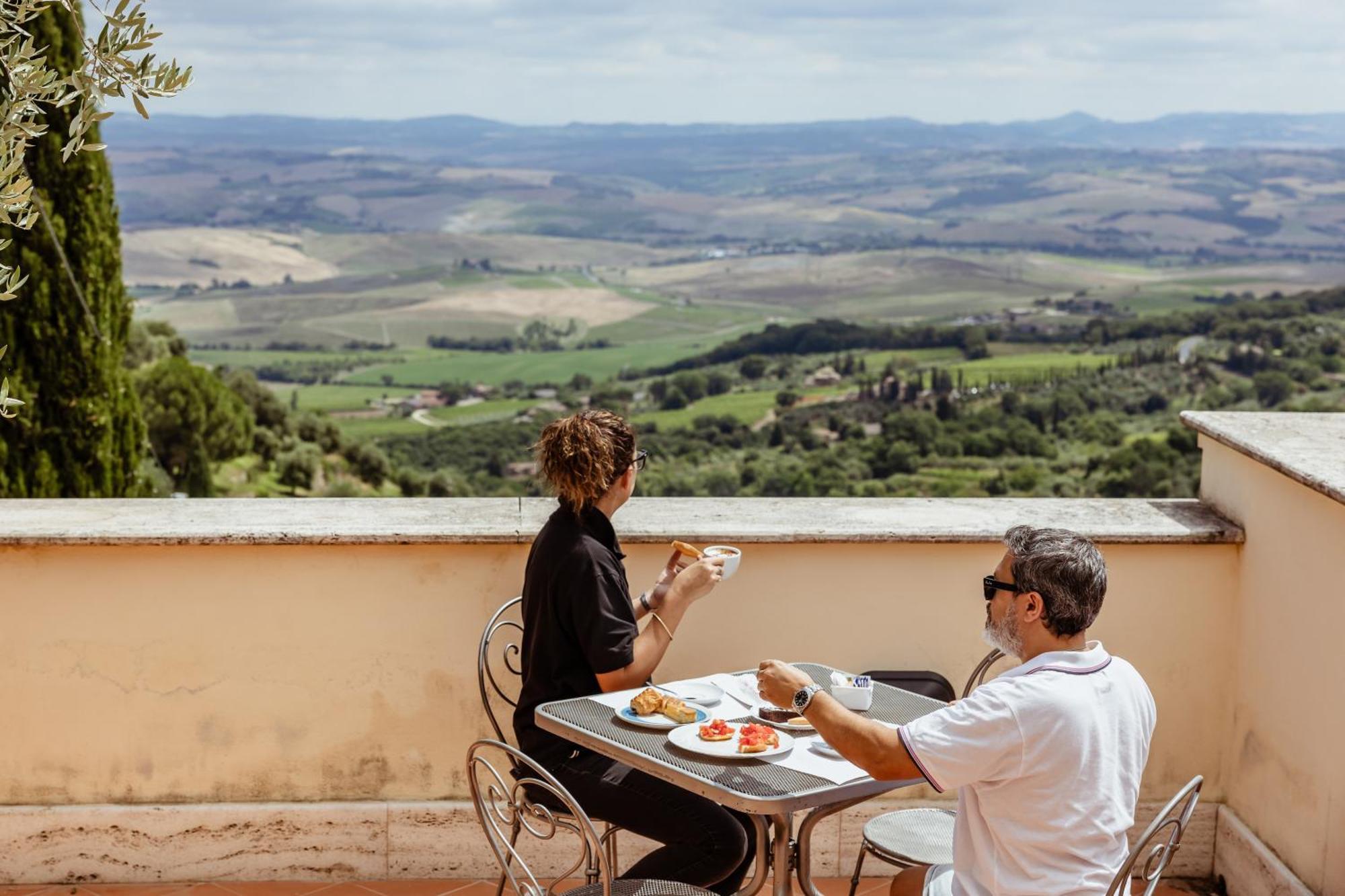 Hotel Vecchia Oliviera Montalcino Esterno foto