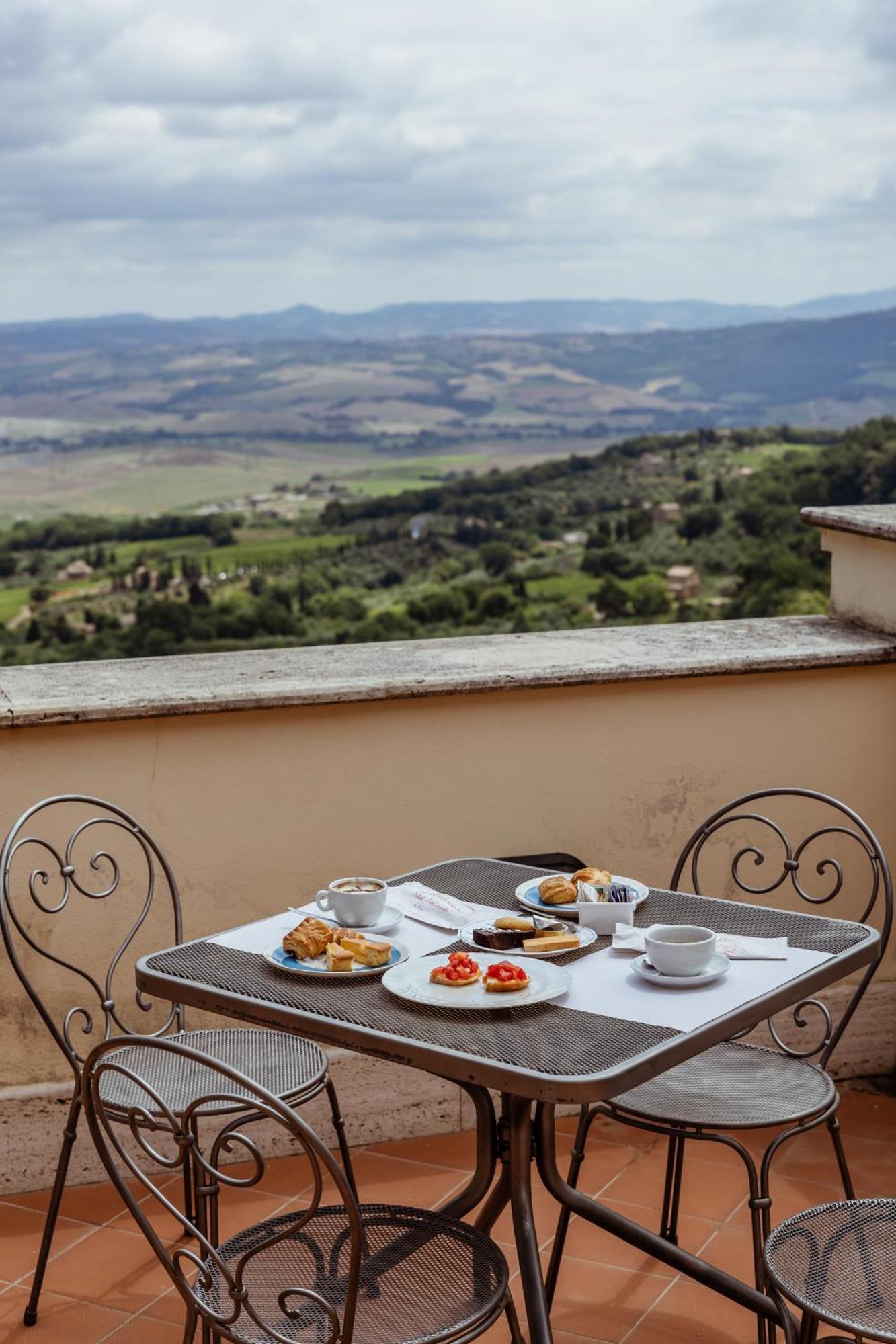 Hotel Vecchia Oliviera Montalcino Esterno foto